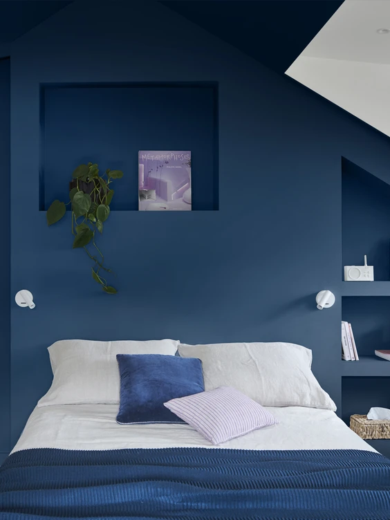 Du bleu nuit pour les murs d'une chambre