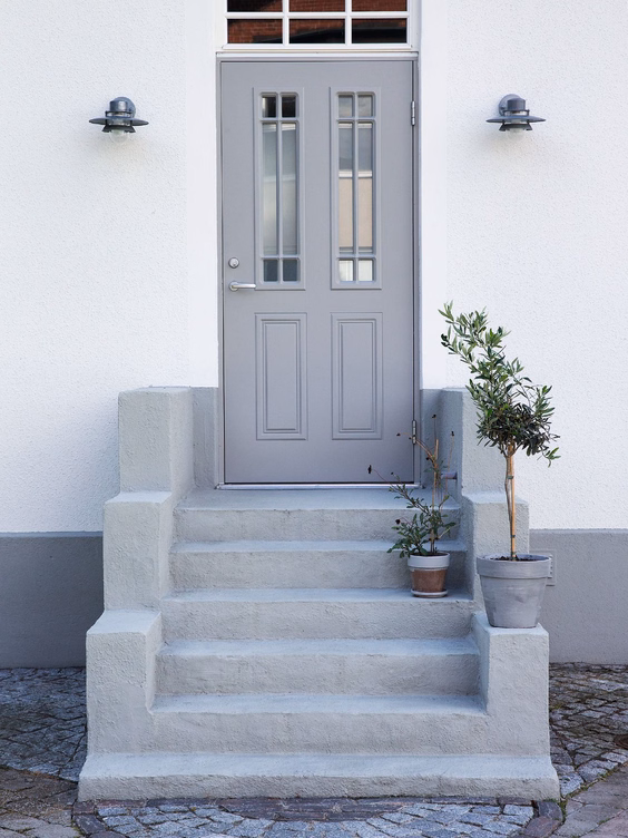 porte traditionnelle gris