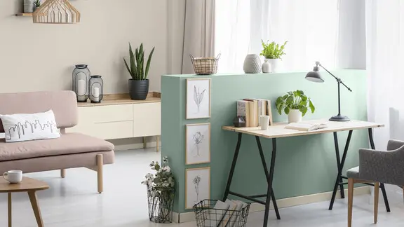 petit salon murs clairs