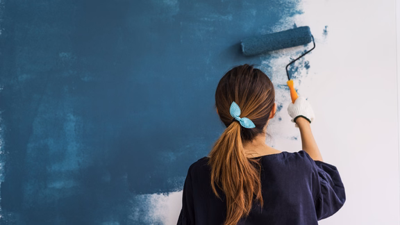 femme qui peint en bleu