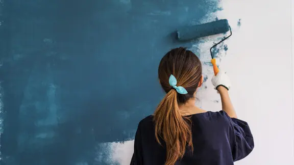 femme qui peint en bleu