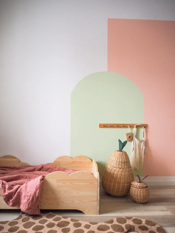 Une décoration murale ludique et imaginative pour une chambre d’enfant 