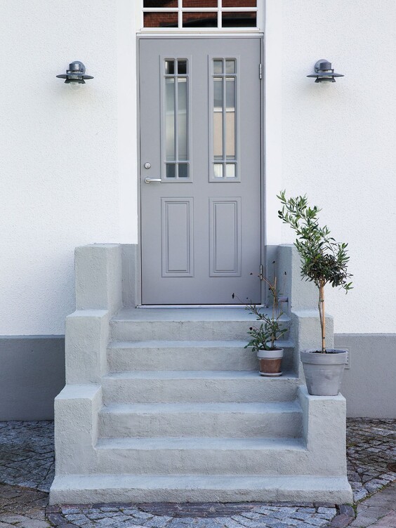 porte traditionnelle gris