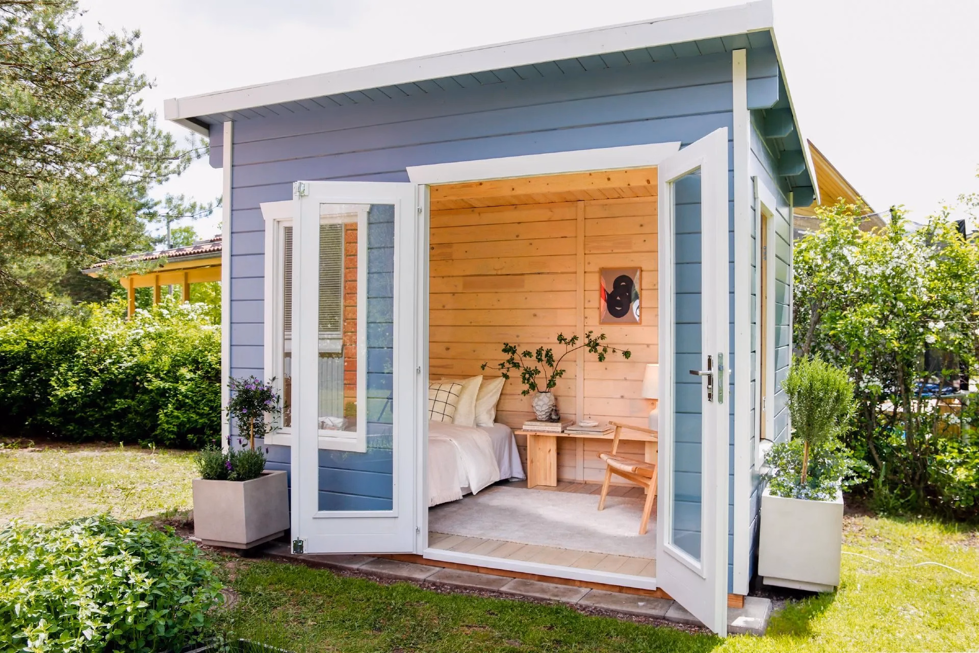 Détendez-vous dans votre cabane de jardin avec des couleurs apaisantes