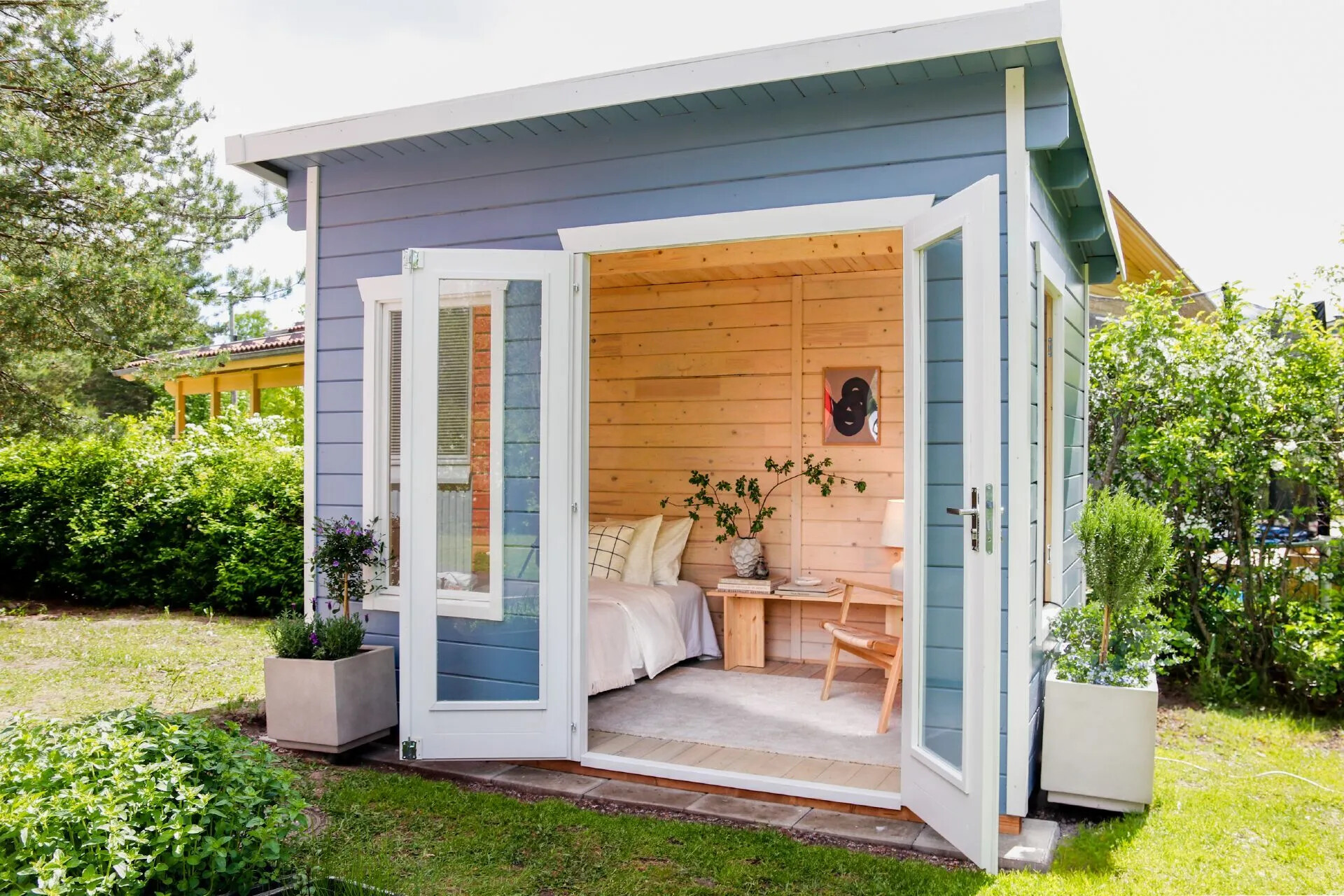 Détendez-vous dans votre cabane de jardin avec des couleurs apaisantes